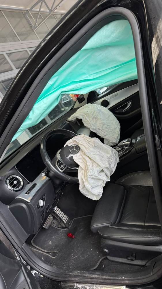 Deploy olmuş sürücü airbag ünitesi yakın çekim