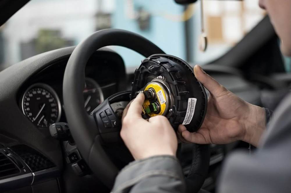 Teknisyenimiz direksiyon airbag ünitesini özenle sökerken