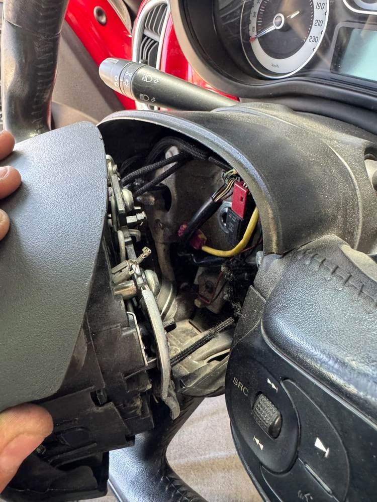 Uzman teknisyenimiz airbag onarımı yaparken