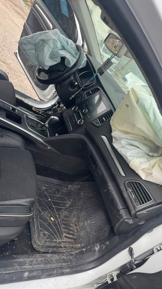 Torpido bölümünde açılmış yolcu airbag ünitesi